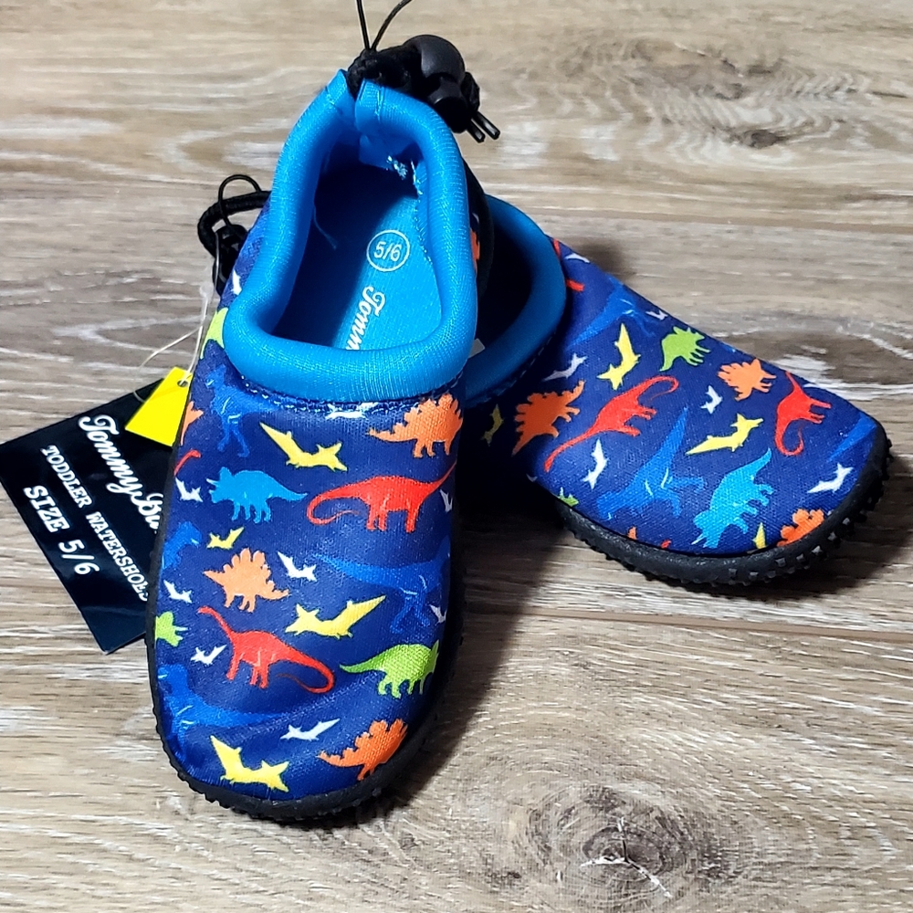 Tommy Bahama boys blue, multi color dino print swim shoes Size 5/6